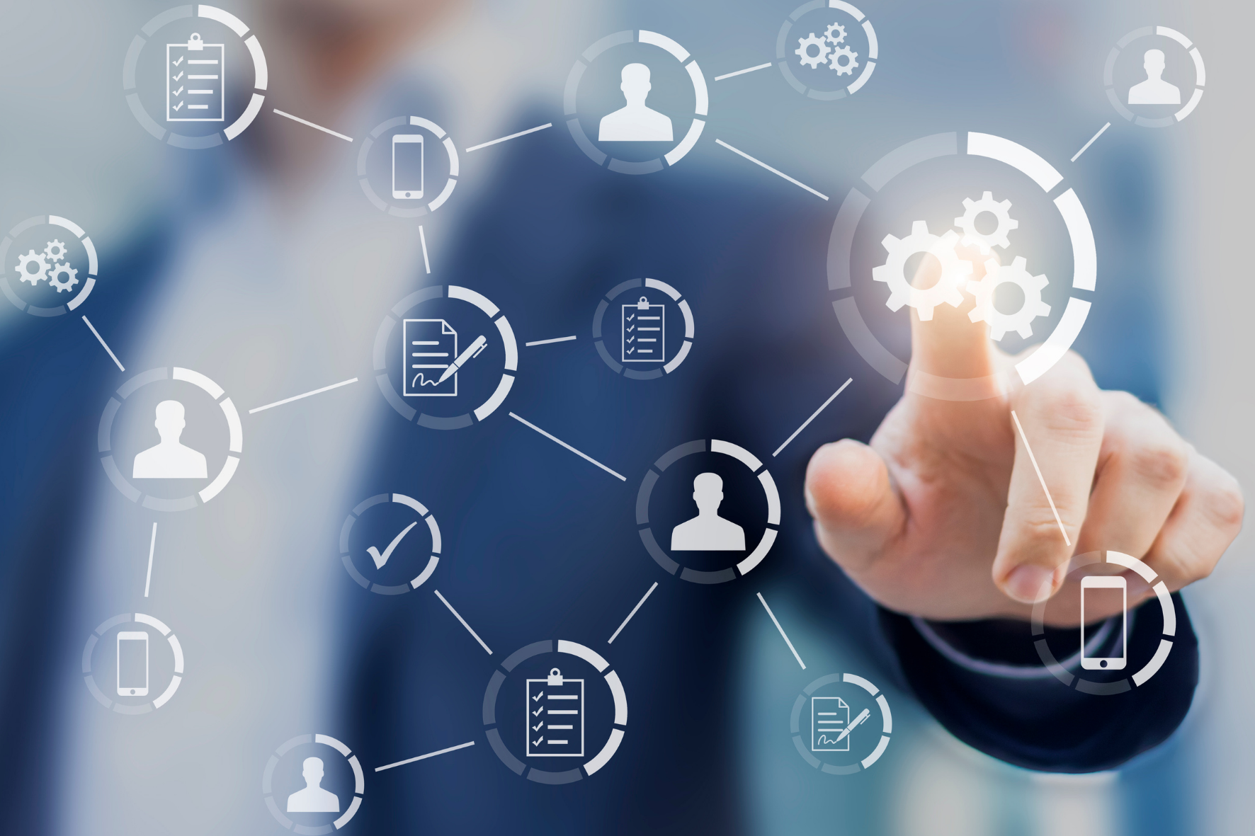 IT Planung: Bild eines strategischen Beraters, der auf einer digitalen Anzeige einen Button drückt