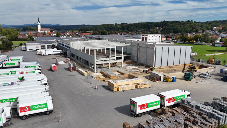 Luftaufnahme des Baufortschritts bei Troiber in Hofkirchen, Stützen und Zwischenebene