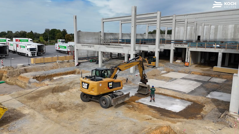 Szenische Aufnahme eines Baggers auf der Baustelle bei Troiber in Hofkirchen