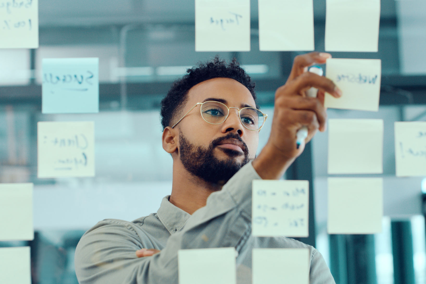 Konzeptplanung, Symbolbild eines Beraters, der Varianten vergleicht